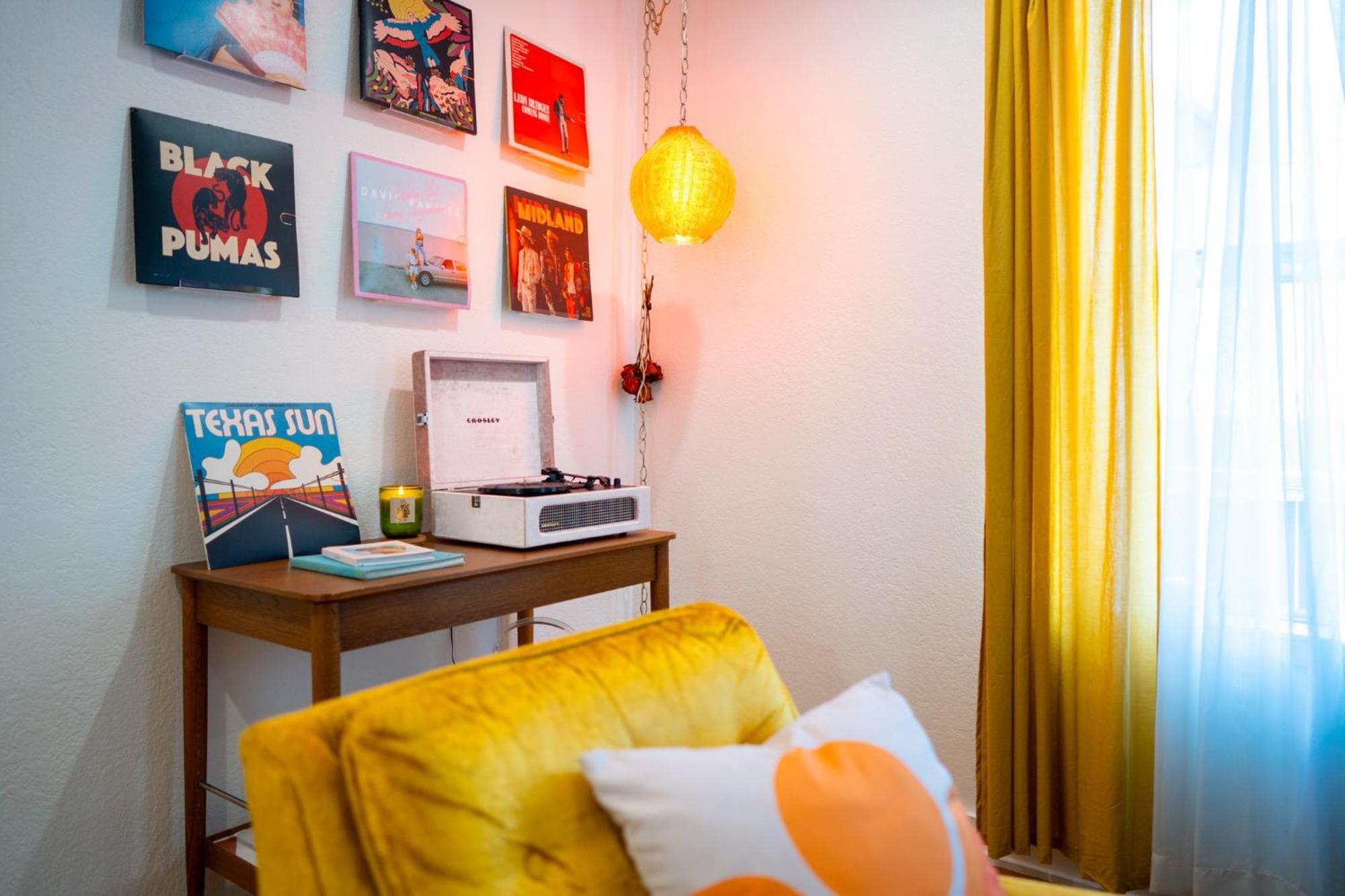 Stylish, Artsy Bungalow Central Eastside Austin Exteriör bild