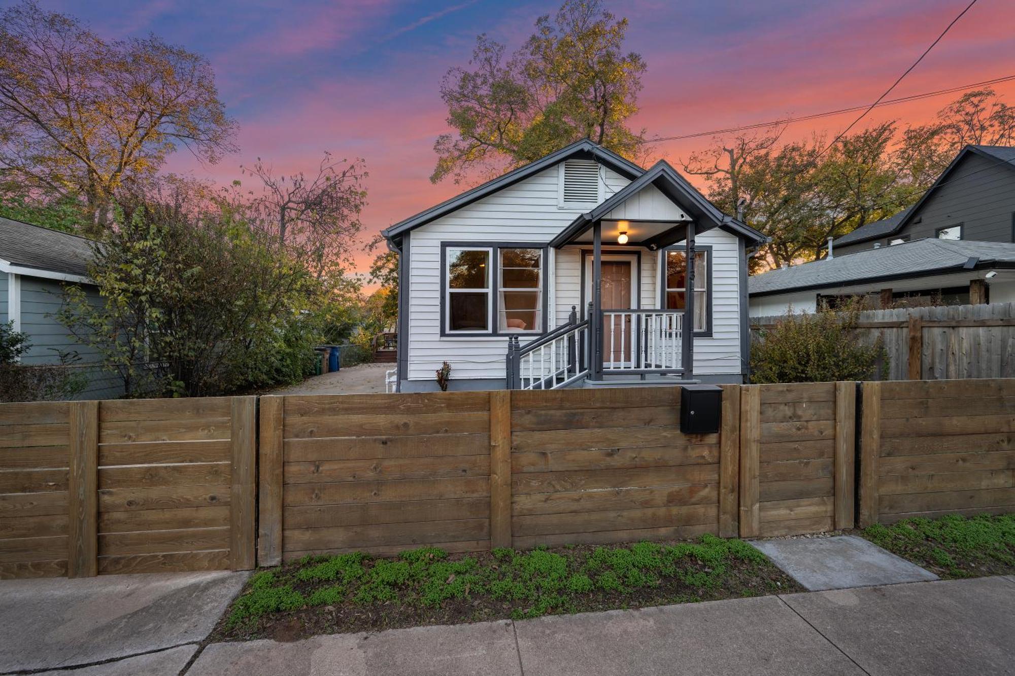 Stylish, Artsy Bungalow Central Eastside Austin Exteriör bild