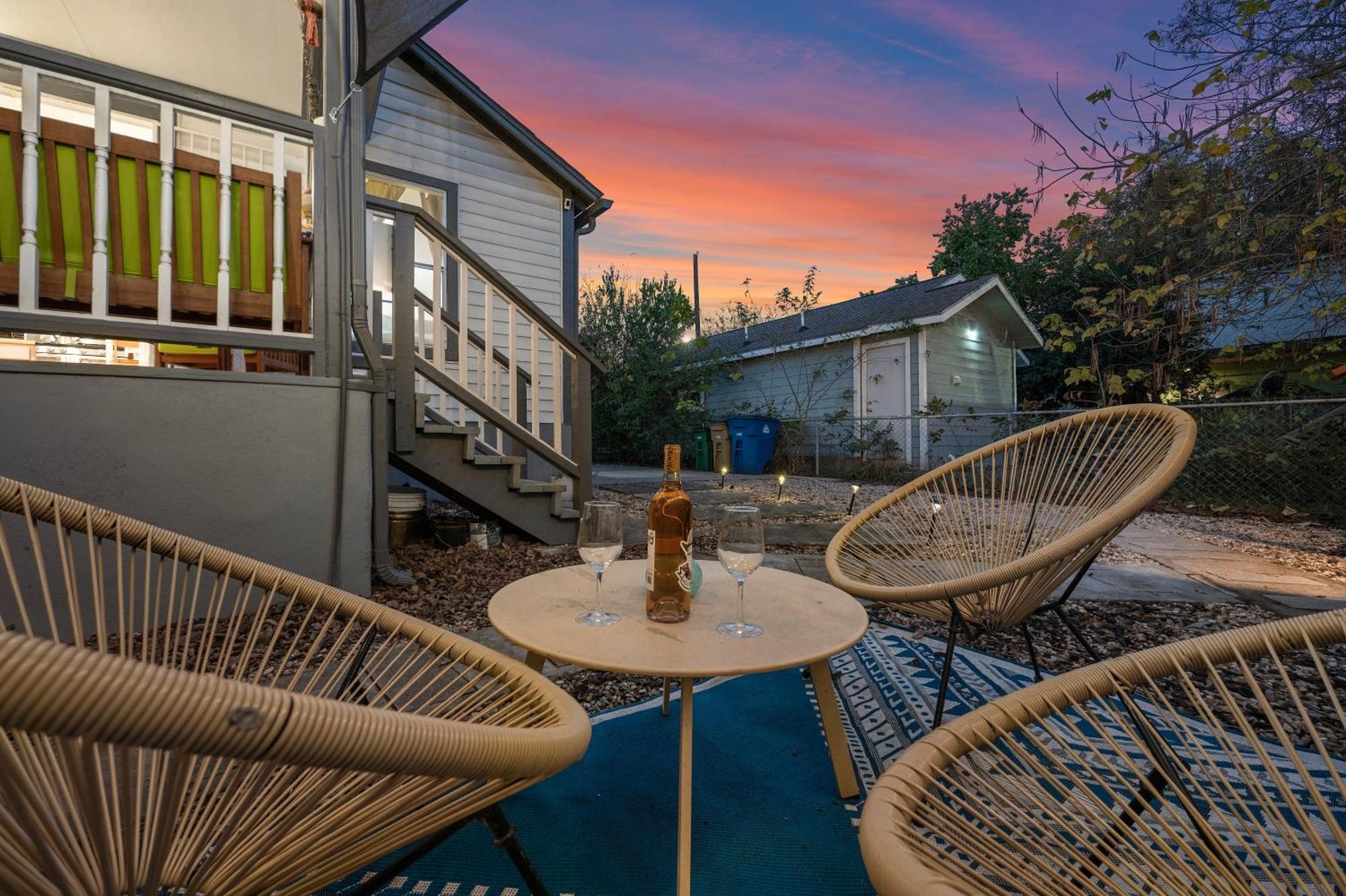 Stylish, Artsy Bungalow Central Eastside Austin Exteriör bild