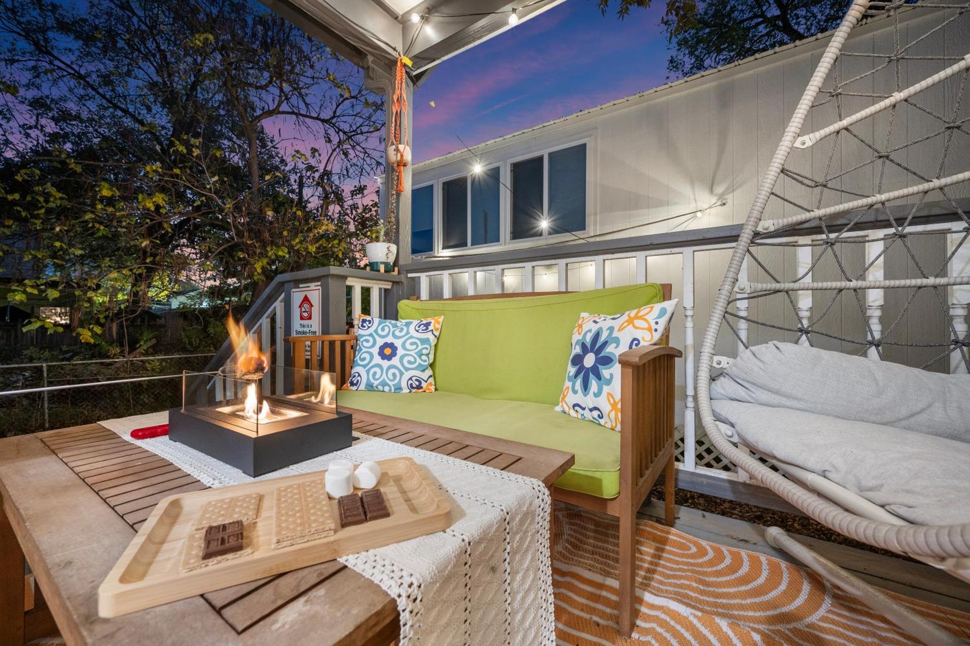 Stylish, Artsy Bungalow Central Eastside Austin Exteriör bild