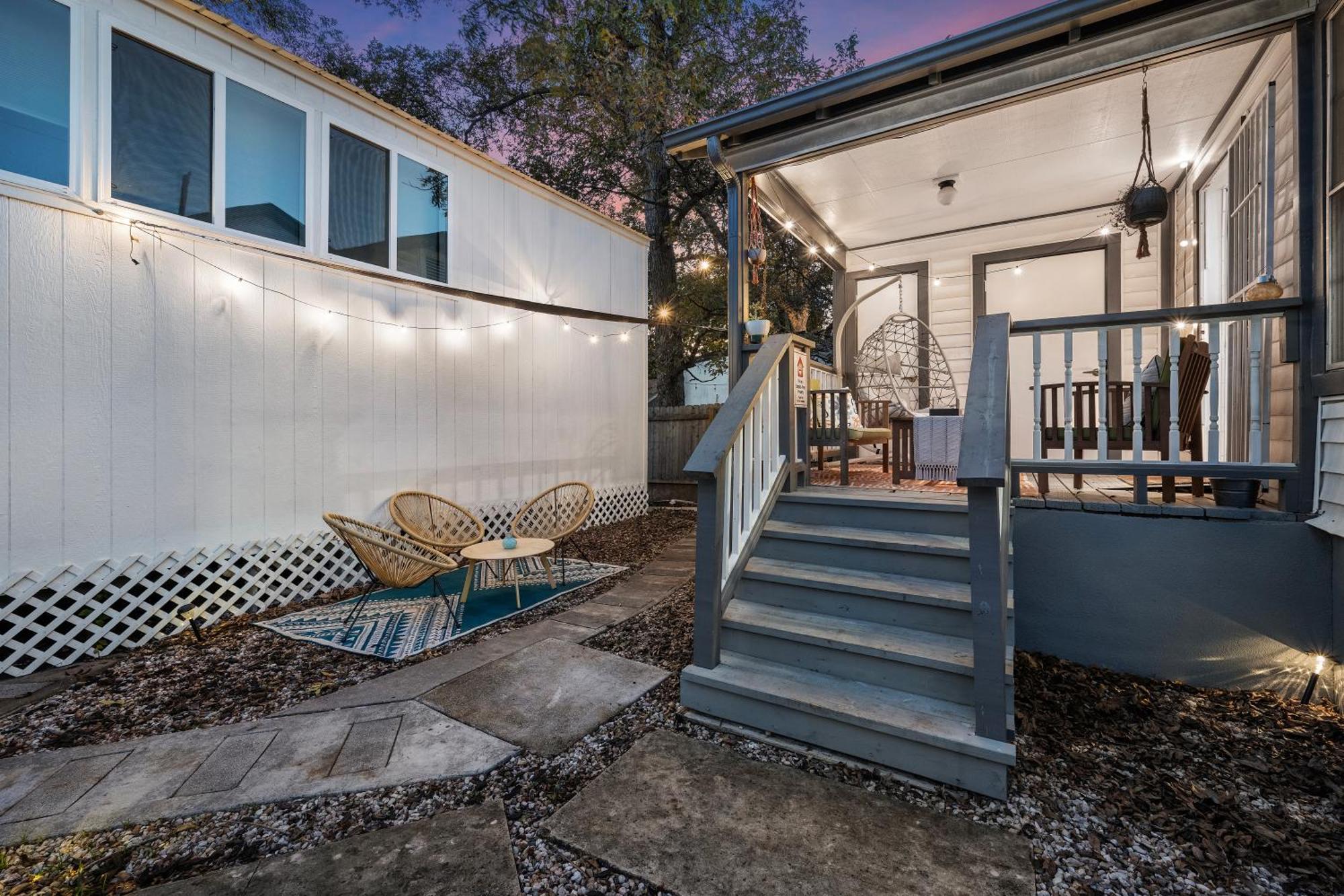 Stylish, Artsy Bungalow Central Eastside Austin Exteriör bild